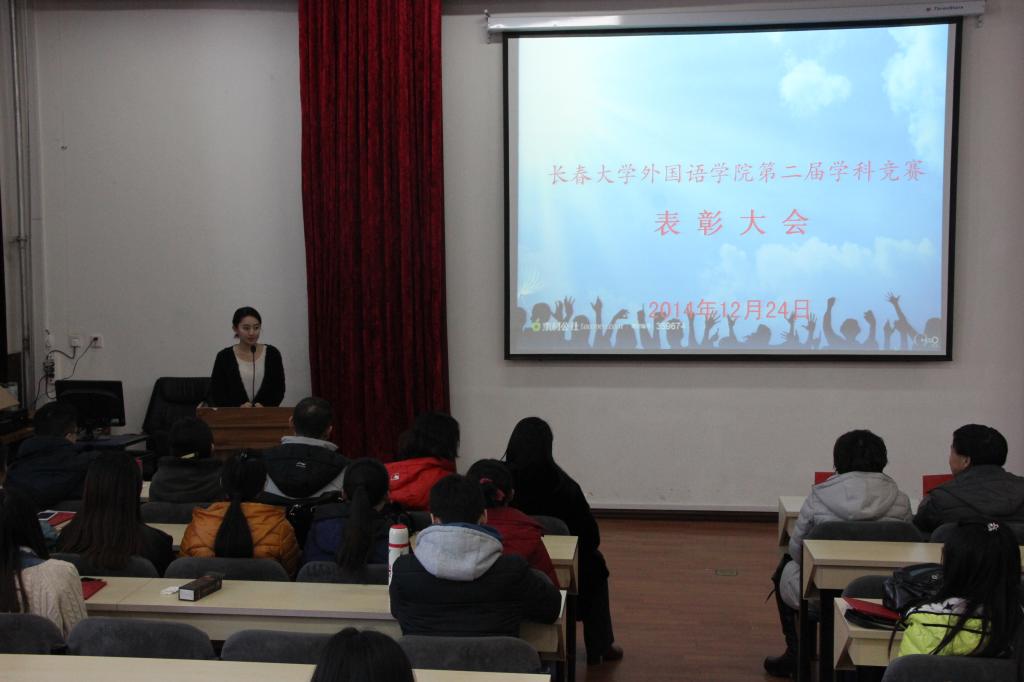 获奖学生代表进行学习经验交流
