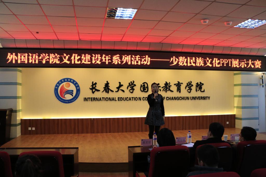 2.云顶国际棋牌官网党委副书记王丹凤点评(摄影:苏冠丞)