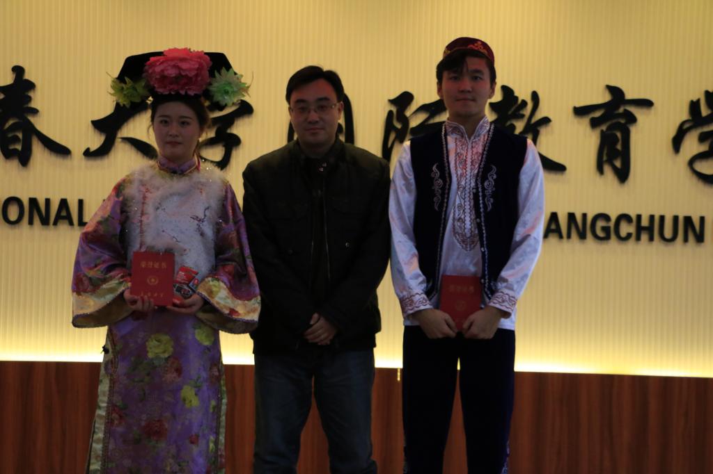 4.学生工作处国防教育课副科长姚晓波为二等奖获得者颁发荣誉证书及奖品(摄影:苏冠丞)
