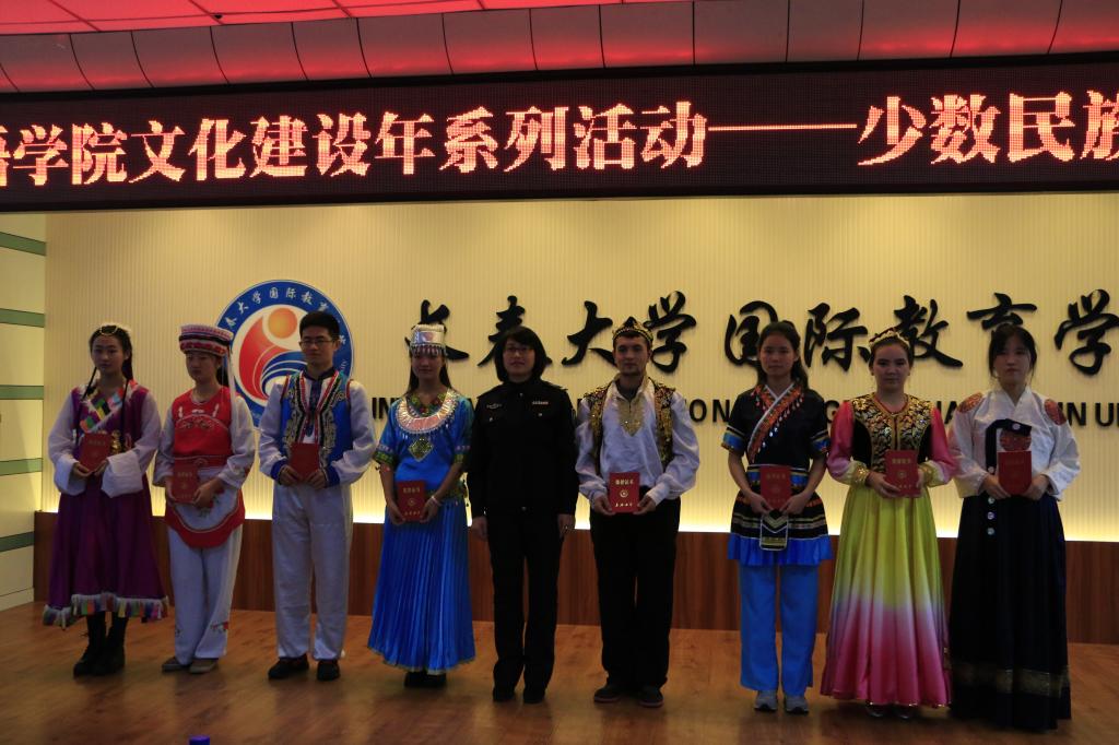 6.安全部调研科副科长董宏娟为优秀奖获得者颁发荣誉证书(摄影:苏冠丞)