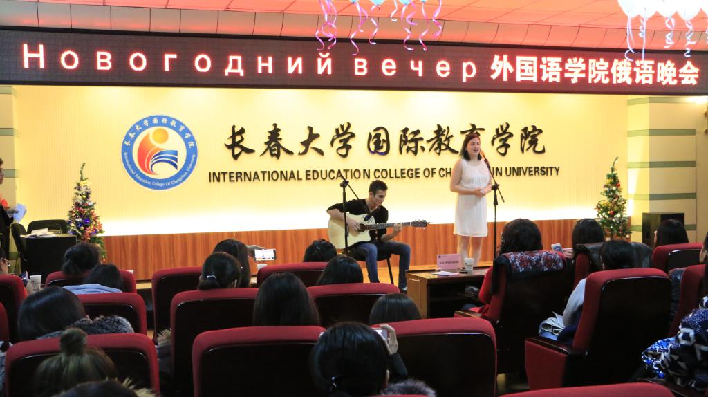 13.留学生献唱歌曲《当你回来的时候》(摄影:钱海文)